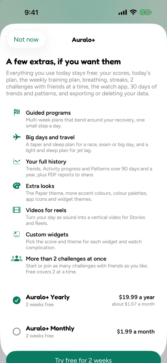 Auralo+-Bildschirm: Ein paar Extras, wenn du sie willst. Alles, was du heute nutzt, bleibt kostenlos. Aufgeführt sind geführte Programme, große Tage und Reisen, dein ganzer Verlauf, Extra-Looks, Videos für Reels, eigene Widgets und mehr als 2 Challenges gleichzeitig, mit Auralo+ jährlich für $19.99 im Jahr und monatlich für $1.99 im Monat, beide 2 Wochen kostenlos.